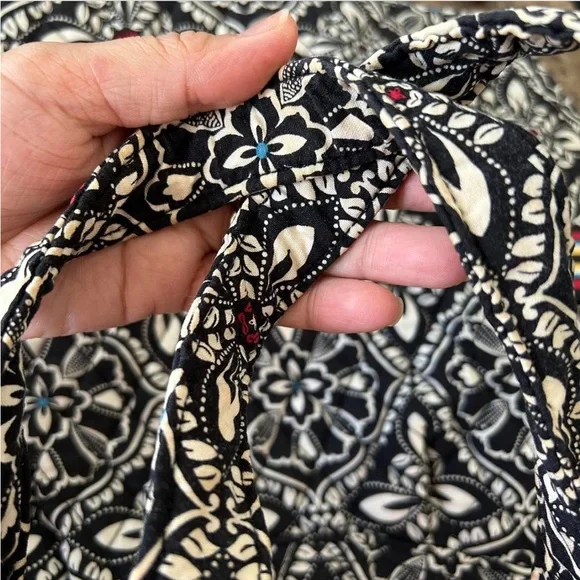 Vera Bradley Barcelona Black and white floral tote bag with pockets. - Picture 10 of 16